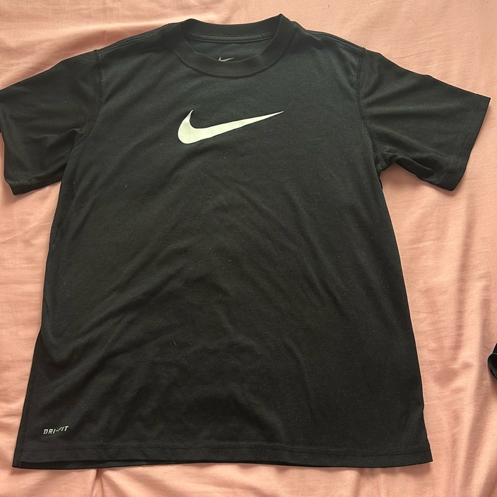 BLACK NIKE SHIRT
SIZE M